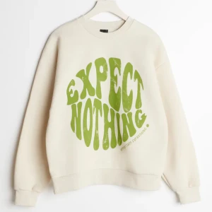 Sweatshirt  - Sweatshirt från Gina Tricot! Väldigt bra skick och bara använd ett fåtal gånger 💚