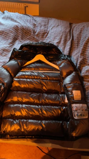Moncler väst  - Säljer denna väst då den har blivit för liten för mig, priset kan diskuteras  Den är storlek M