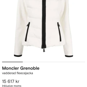 Vit Moncler Säljes! - Stilren och snygg moncler jacka säljes!  Den är i storlek M men är liten i storleken så det kan passa en S!  Varm och perfekt för vintern,  Kan mötas upp i Stockholm och även faktureras. Vid snabb affär pris kan diskuteras.   Ord. Pris 15 617kr