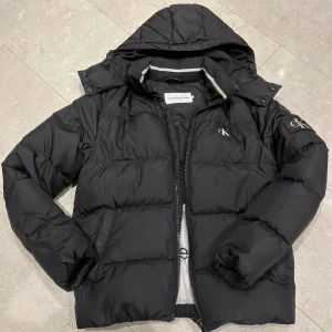 Calvin Klein Jacka - Fint skick använd 1 vinter storlek S Hör av er vid frågor.