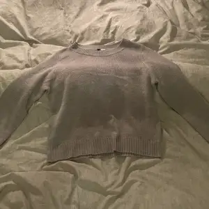 Säljer min gråa tunn stickade tröja då den inte kommer till användning  Som ny!