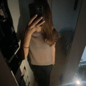 Beige Blus - Fin beige blus som aldrig använts från Kerber. Den är lite genomskinlig men tycker själv att det funkar med en bh under annars är den också fin med ett linne till💕