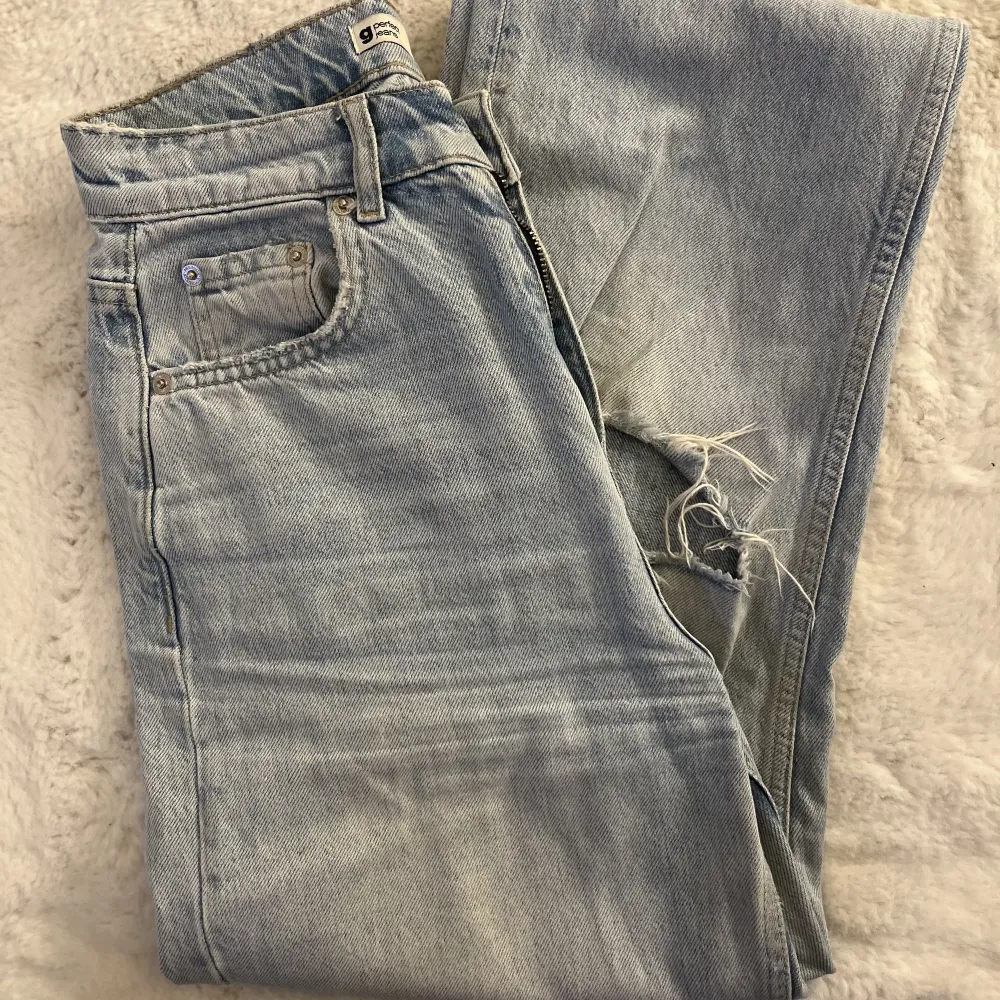 Säljer dessa två par jeans. De första från zara i storlek 36. De andra med hål vid knäna från Gina tricot i storlek 32.  100kr/st . Jeans & Byxor.