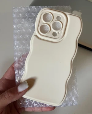 iPhone skal  - Helt nytt och oanvänt. Passar iPhone PRO 15. Bredd: 7cm Längd: 15cm 