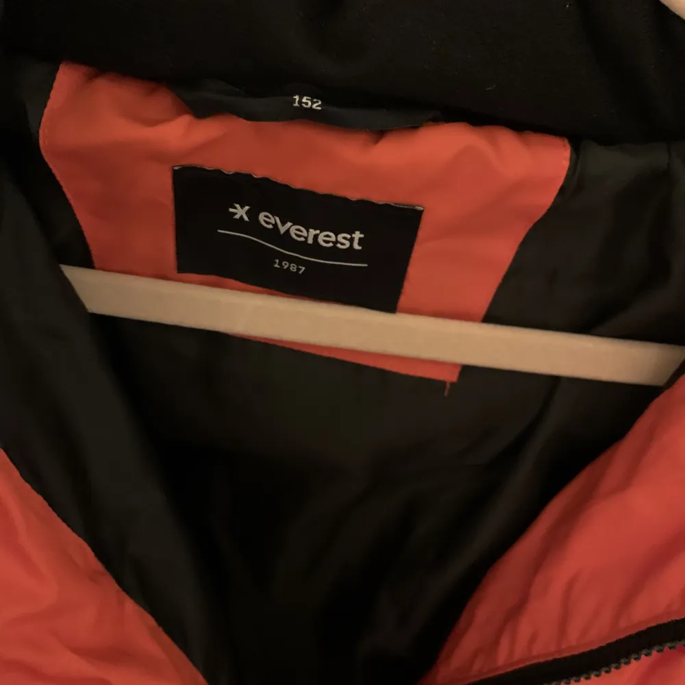 Varm orange jacka från Everest. Jackan har svarta detaljer och är i stl 152. Köparen står för frakten❤️. Jackor.