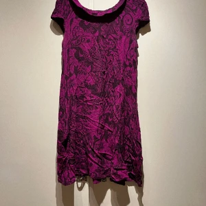 Jättefin mörkrosa/lila mönstrad klänning strl 36 - Fint begagnat skick från H&M med fickor i sidorna, krage och knappar i nacken.