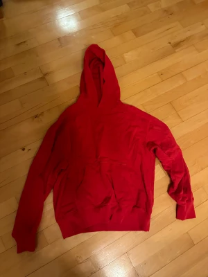 Röd arket hoodie i relaxed passform storlek S - Knappt använd och passar om man är 178-183 cm lång.