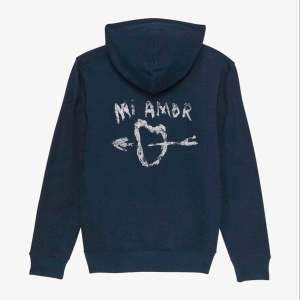 Säljer min mi amor hoodie för att jag inte använder den💞 den ör i storlek L men liten i storlek så tror den sitter bra på xs-M
