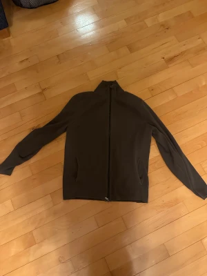 Khakifärgad fullzip från Massimo Dutti - Den passar om man är 178-181cm lång