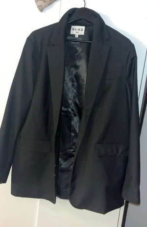 NA-KD Kavaj - Kavaj i fint skick, endast använd fåtal gånger.  Storlek 38 & är lite oversize 