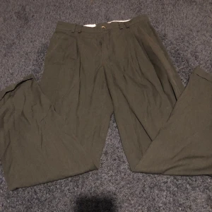 Kostymbyxor  - Mörk gråa kostymbyxor, knappt använda.