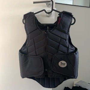 Ridväst - En jättefint ny ridväst som aldrig är använd,Den har etikett på och är i storlek S💗 priset kan diskuteras