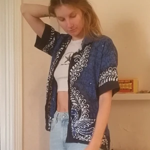 Kortärmad kjorta - Underbar skjorta! Unisex, tippar på st L. Hör av dig vid frågor. 