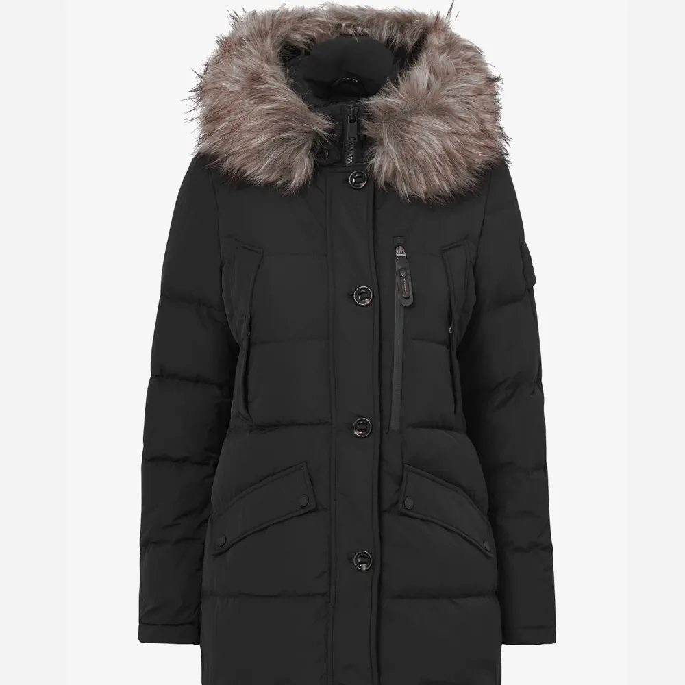 Säljer denna jackan eftersom jag har tänk att köpa ny jacka, då jag har använt den endast 1 vinter. Den är i bra skick och allt är som det ska vara.. Jackor.