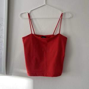 Rött linne från GinaTricot ❤️Aldrig använt! Säljer då det inte passar mig.
