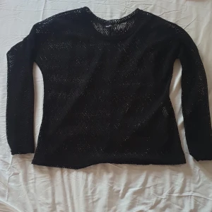 Mesh tröja - Meshtop, använd ett fåtal gånger. Den är oversized så den skulle kunna passa en M också. Jag skickar gäena fler bilder 😊, jag skulle säga att den är i nyskick då jag inte kan se några defekter ✨️