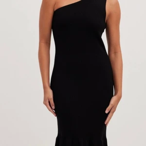 Maxi svart klänning NA-KD - Fin svart maxiklänning från NA-KD. Jättebra skick använd endast en gång