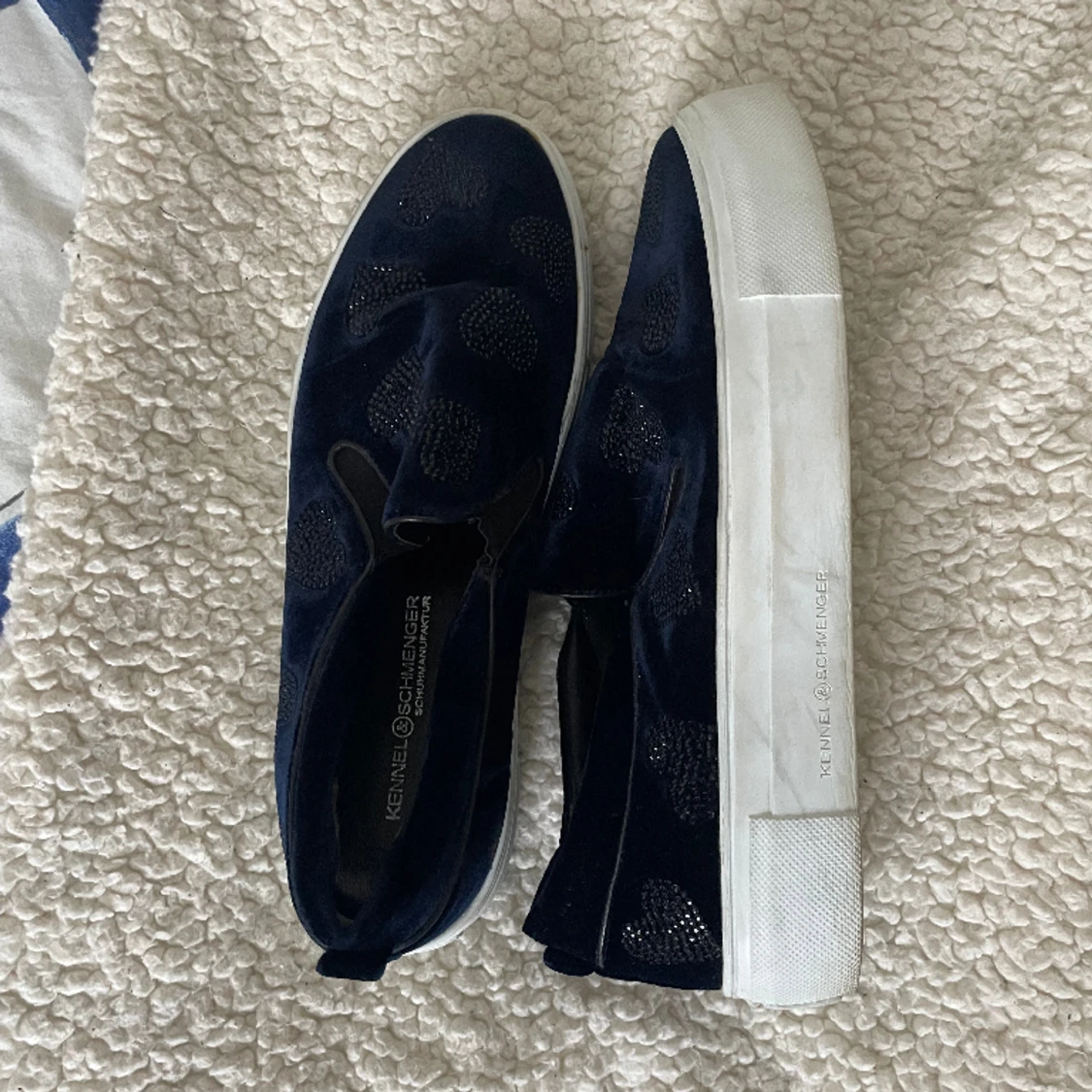 Marinblåa slip-ons med hjärtan - 90