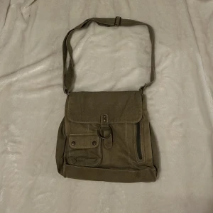 Brun axelremsväska - Säljer brun väska, köpt second hand, i bra stick, däremot är dragkedjan på baksidan trasig, se andra bilden! Skriv för fler bilder/ frågor! 🩷🩷