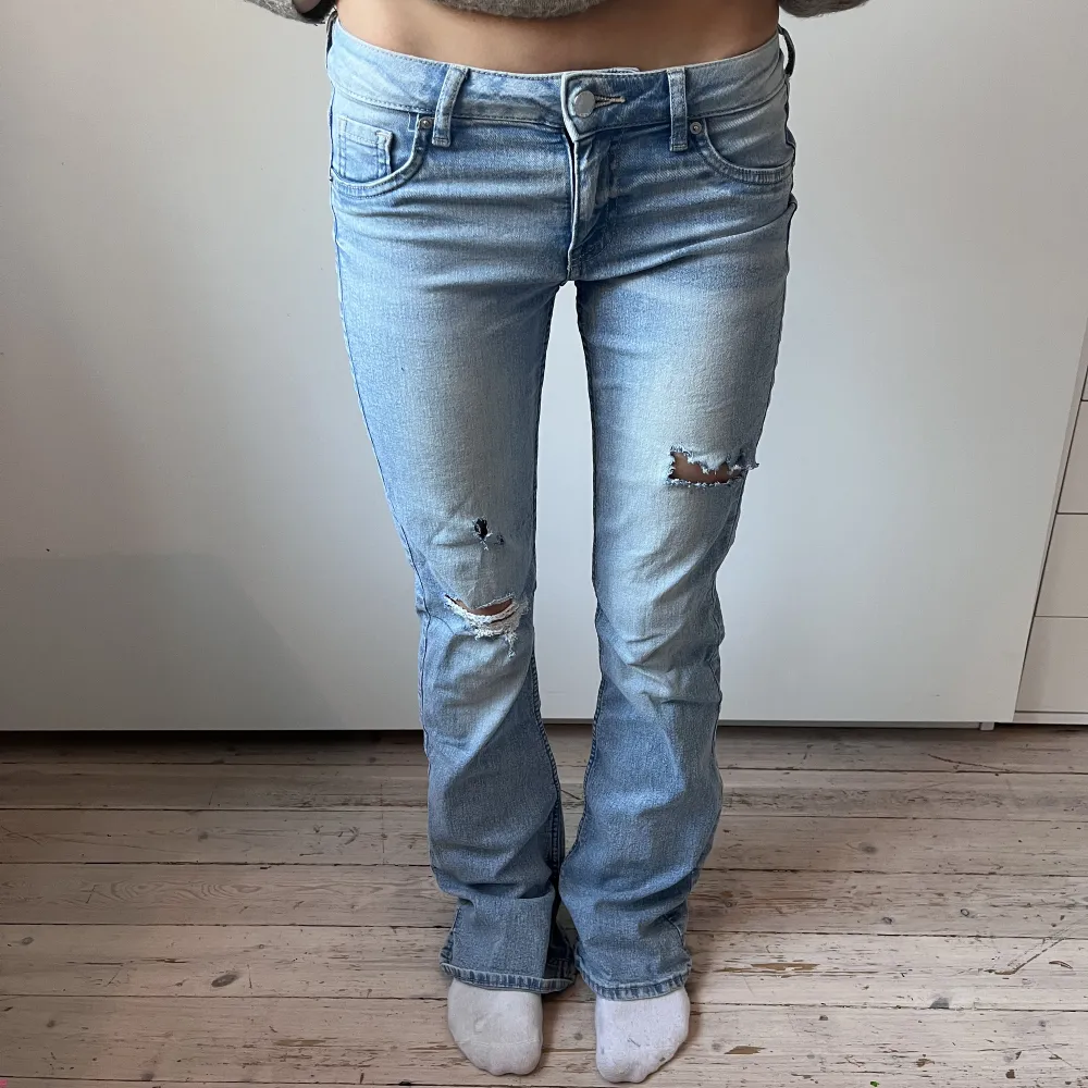 Super snygga ljusblå low waist bootcut jeans som är i bra skick. Några hål som är där med mening. 💘💘. Jeans & Byxor.