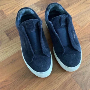  Axel Arigatos  - Hej säljer dem hära skorna på grund av att de inte finns nån användning av de längre  använda cirka 1- 2 månader kom med ett pris  tyvär så finns nt boxen med längre  