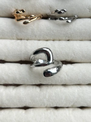  Silver ring  - Massa nya ringar i lager!! Ringarna är guld/silver pläterade och är justerbara vilket innebär att de passar alla! Skötselråd medföljer! Kontakta vid intresse av köp! 💓