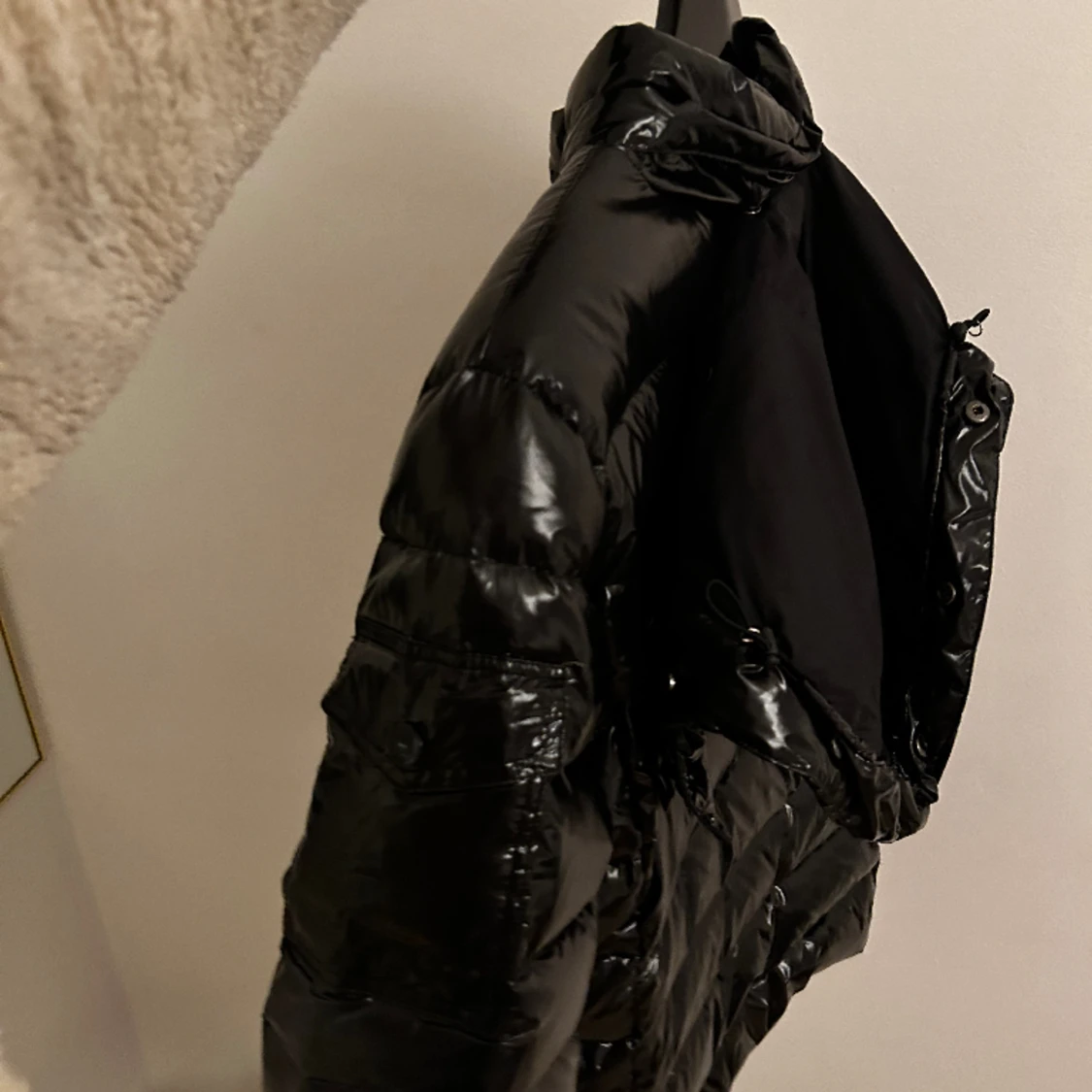 Svart glansig vinter jacka  - 90