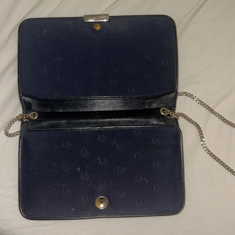 Vintage Dior väska monogram insidan, väl använd, slitage vid sidorna insidan. Marinblå guld kedja. Väskor.