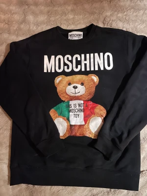 MOSCHINO sweatshirt - Mycket sparsamt använd tröja, inget slitage på trycket. 100% bomull och har en oversized fit. En M skulle nog kunna passa i denna också. Köpt från farfetch för ca 2500-3000kr. 🤍