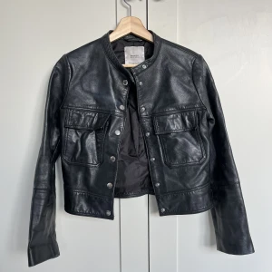 Skinnjacka äkta läder - Skinnjacka i 100% äkta läder från Mango