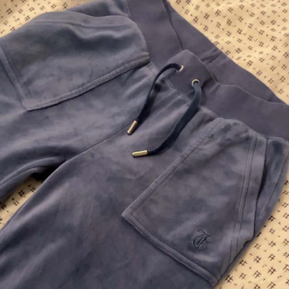 Nästan helt nya juciy byxor som knappt är använda, jätte fint skick och inga skador eller tecken på defekter.💕. Jeans & Byxor.