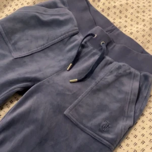 Juciy byxor  - Nästan helt nya juciy byxor som knappt är använda, jätte fint skick och inga skador eller tecken på defekter.💕