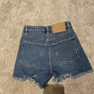 Jeansshorts från zara - Shortsen är i bra skick och säljs på grund av att de inte används! De är även knappt använda.