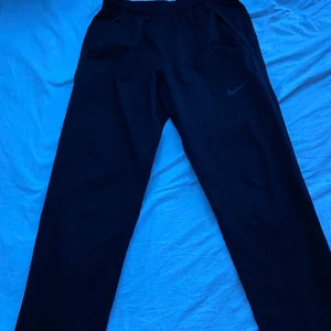 Nike byxor  - Svarta Nike byxor i stl S, sitter bra på en och är sköna 
