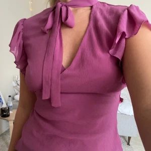 Volangtopp - Så fin volangtopp med en insydd tunn skarf. Säljer då den inte kommer till användning längre. Från H&M men köpt secondhand!