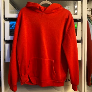 Hoodie  🌹50kr - En super mysig röd hoodie inga defekter❤️