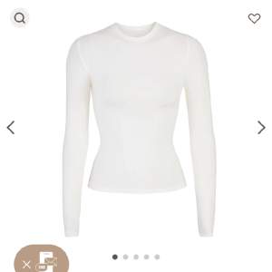 Cotton jersey long sleeve T-Shirt   Köpt från hemsidan och är helt ny! Den är enbart testad och säljs för 300kr plus frakt 🤍orginal pris :695kr  Tröjan är i färgen marble och är i st xs