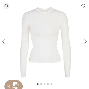 Skims - Cotton jersey long sleeve T-Shirt   Köpt från hemsidan och är helt ny! Den är enbart testad och säljs för 300kr plus frakt 🤍orginal pris :695kr  Tröjan är i färgen marble och är i st xs