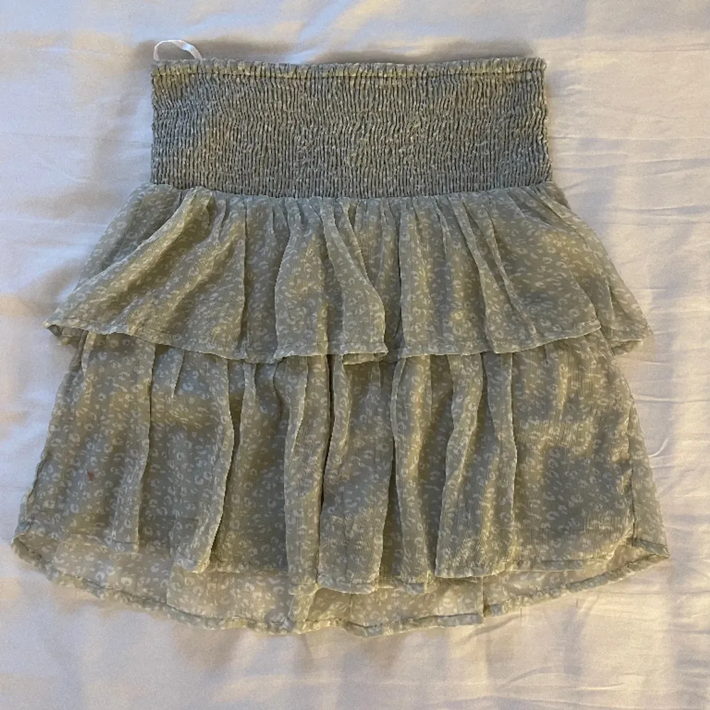 Supersöt kjol som går lika bra att använda som en topp💚väldigt användbar på sommaren men också till vardags eller till fest. Kjolar.