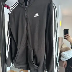 Adidas tröja, har tagit ut snören för tycker det är snyggare så och har tyvärr inte kvar de.