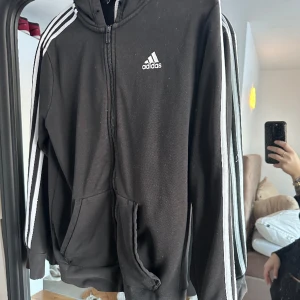 Adidas tröja - Adidas tröja, har tagit ut snören för tycker det är snyggare så och har tyvärr inte kvar de.