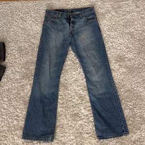 Snygga jeans som ej används då de inte riktigt passar mig. Midja: 84 cm Innerbenslängd: 85 cm.