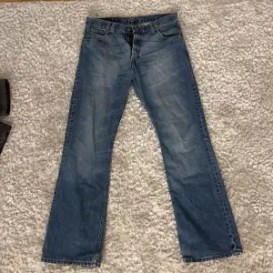 Snygga jeans som ej används då de inte riktigt passar mig. Midja: 84 cm Innerbenslängd: 85 cm.