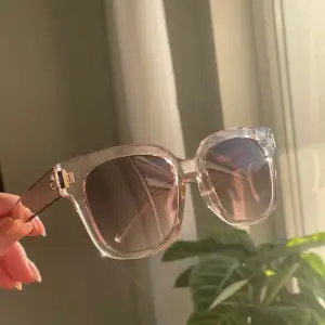 Solglasögon i beige/rosa färg. Dupe på Chimi.
