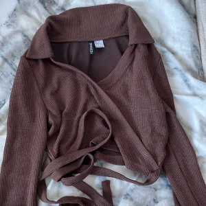 Tröja från H&M - Jättefin, kort tröja från H&M med knytning. Använd någon enstaka gång!