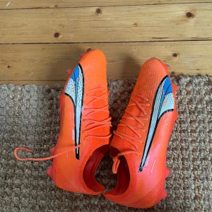 Puma fotbollsskor  - Säljer mina snygga Puma skor som jag säljer för att de tyvärr inte passade foten de är andvända 1 träning och i nyskick 