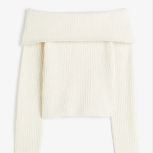 Of shoulder stickad  - Of shoulder stickad tröja! Storlek s men passar s-m pga den är stretchig 🤩🙌🏼 fint skick då den är använd 2 gånger 🩷 skirv privat för egna bilder😍