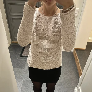 Rosa stickad tröja från S.Oliver - Rosa stickad tröja i fint skick. Kan inte hitta storlek men den är lite liten på mig som brukar ha S eller M i tröjor så skulle säga XS/S. Använd gärna köp nu!