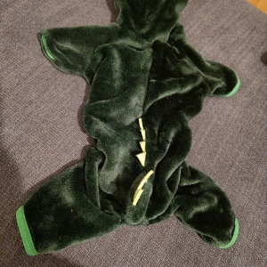 Söt hund overall med luva  - Ryggmått ca 35cm, bakben ca 16cm, framben ca 10cm. Bara använd nån gång, av nakenhund, så inga pälsrester.