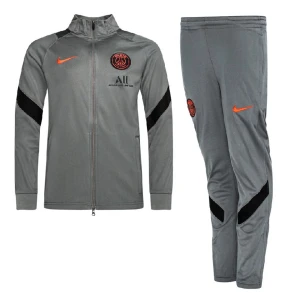 Psg Tracksuit (Äkta)  - Säljer min knappt använda psg tracksuit. Skick 9/10. Nypris 2000 äkta. Mitt pris 600 äkta. Säljerpågrund av bytt stil. Det är storlek M men passar storlek S lika bra